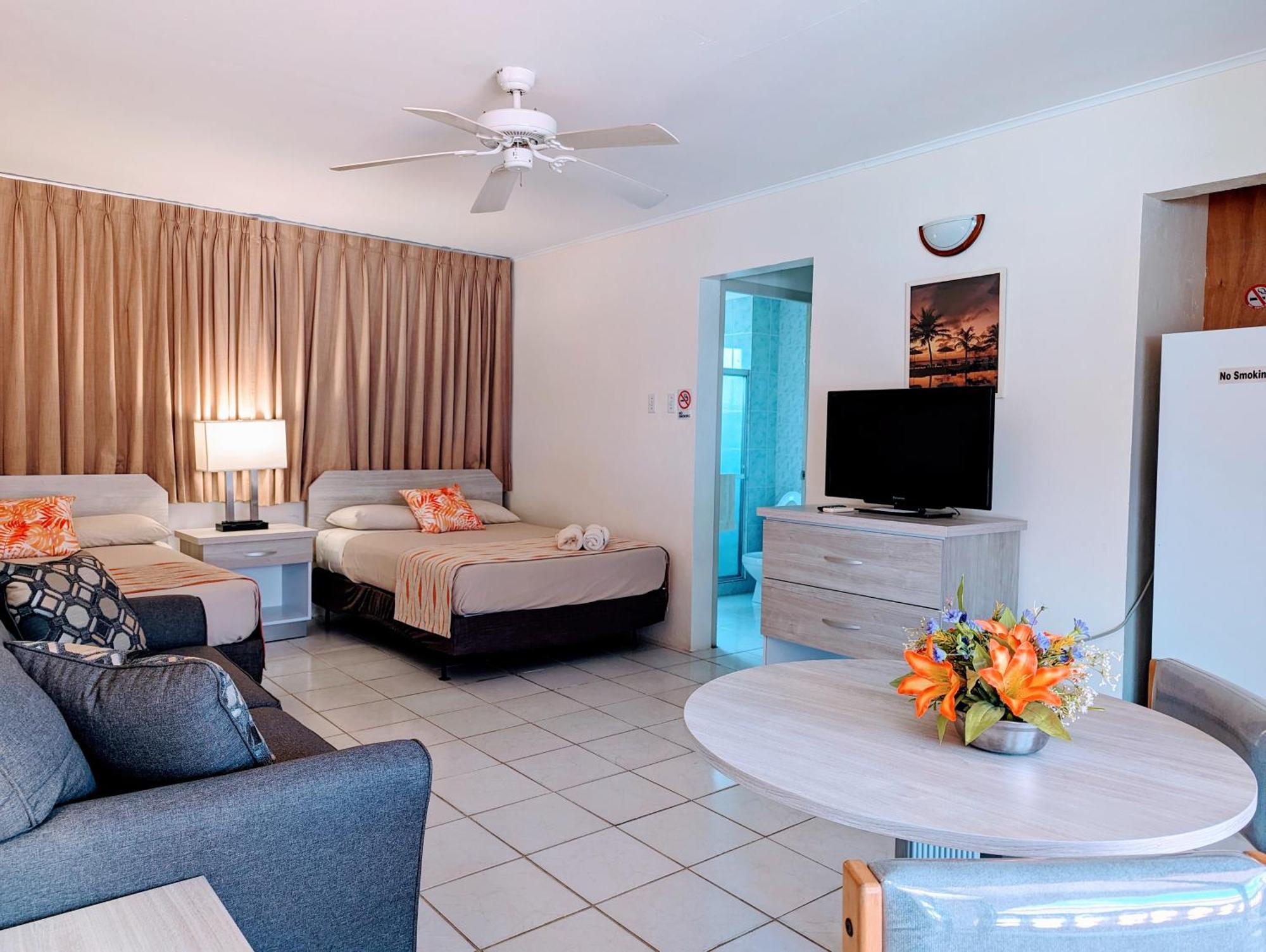 Sasaki Apartments Palm Beach Exterior photo
