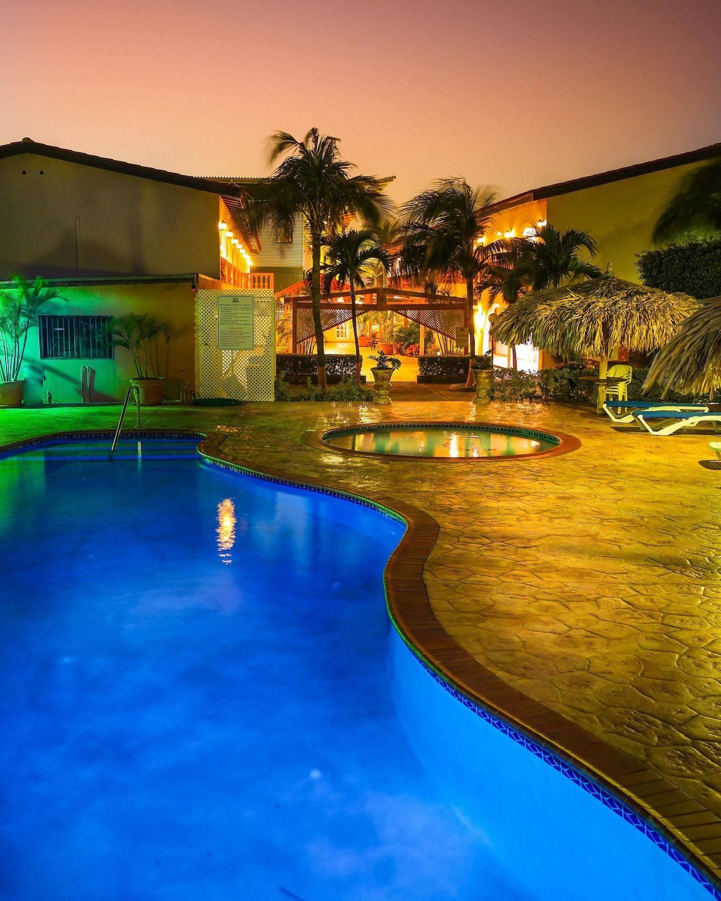 Sasaki Apartments Palm Beach Exterior photo